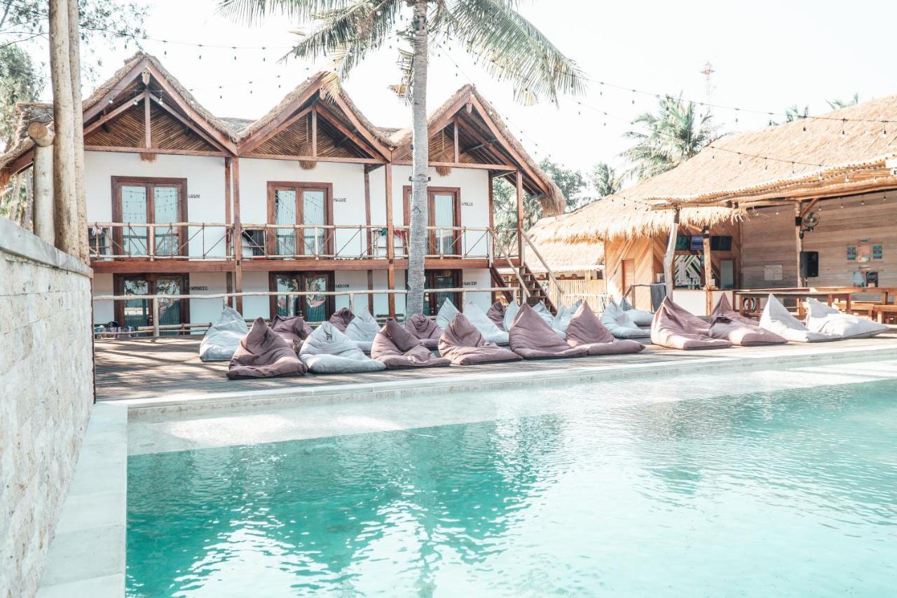 Mad Monkey Gili Trawangan Hostel Exterior foto The resort's pool