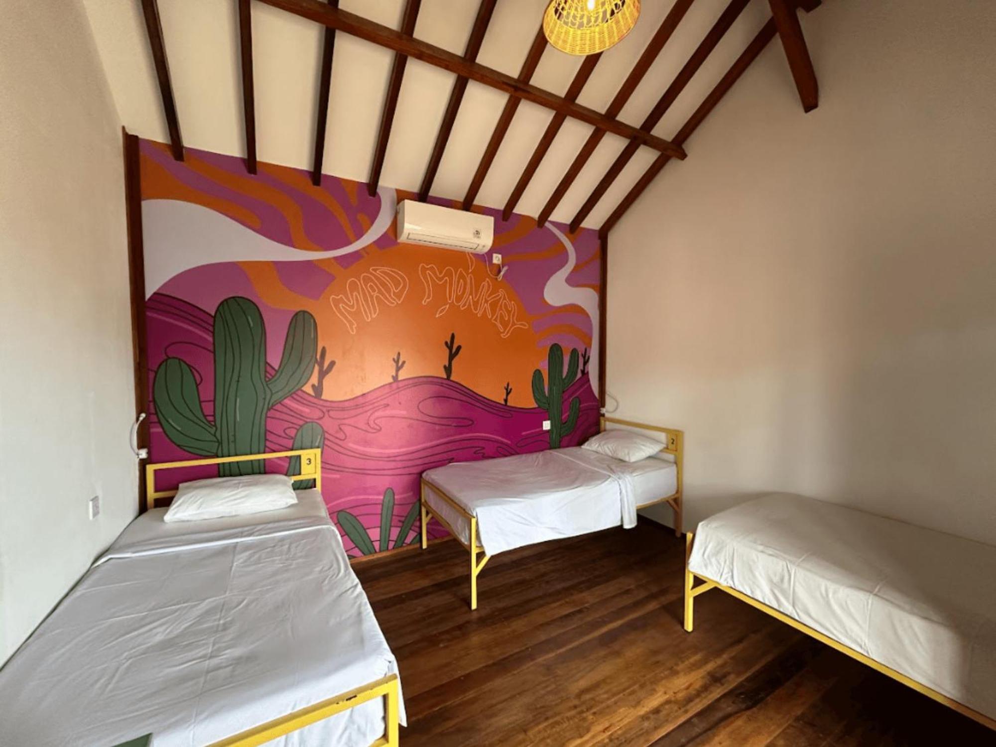 Mad Monkey Gili Trawangan Hostel Exterior foto Hostel room in Brazil