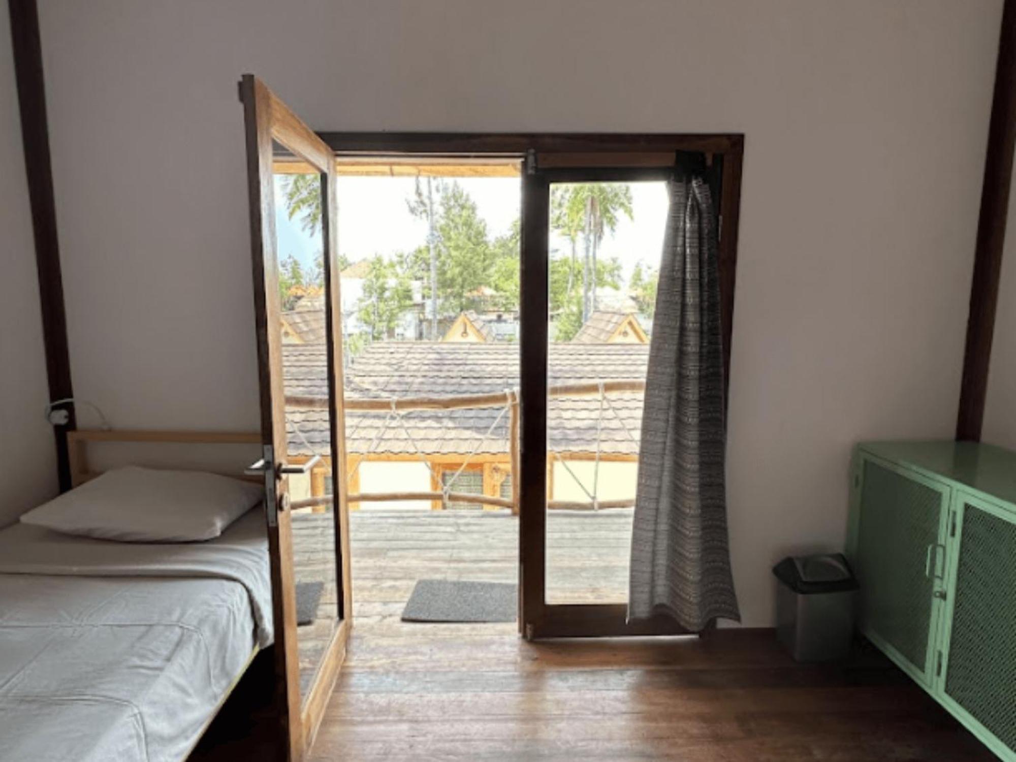Mad Monkey Gili Trawangan Hostel Exterior foto A room at the resort