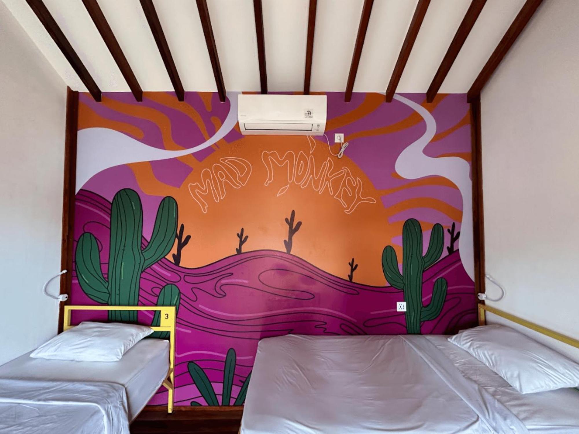 Mad Monkey Gili Trawangan Hostel Exterior foto Mural in a room at the hotel