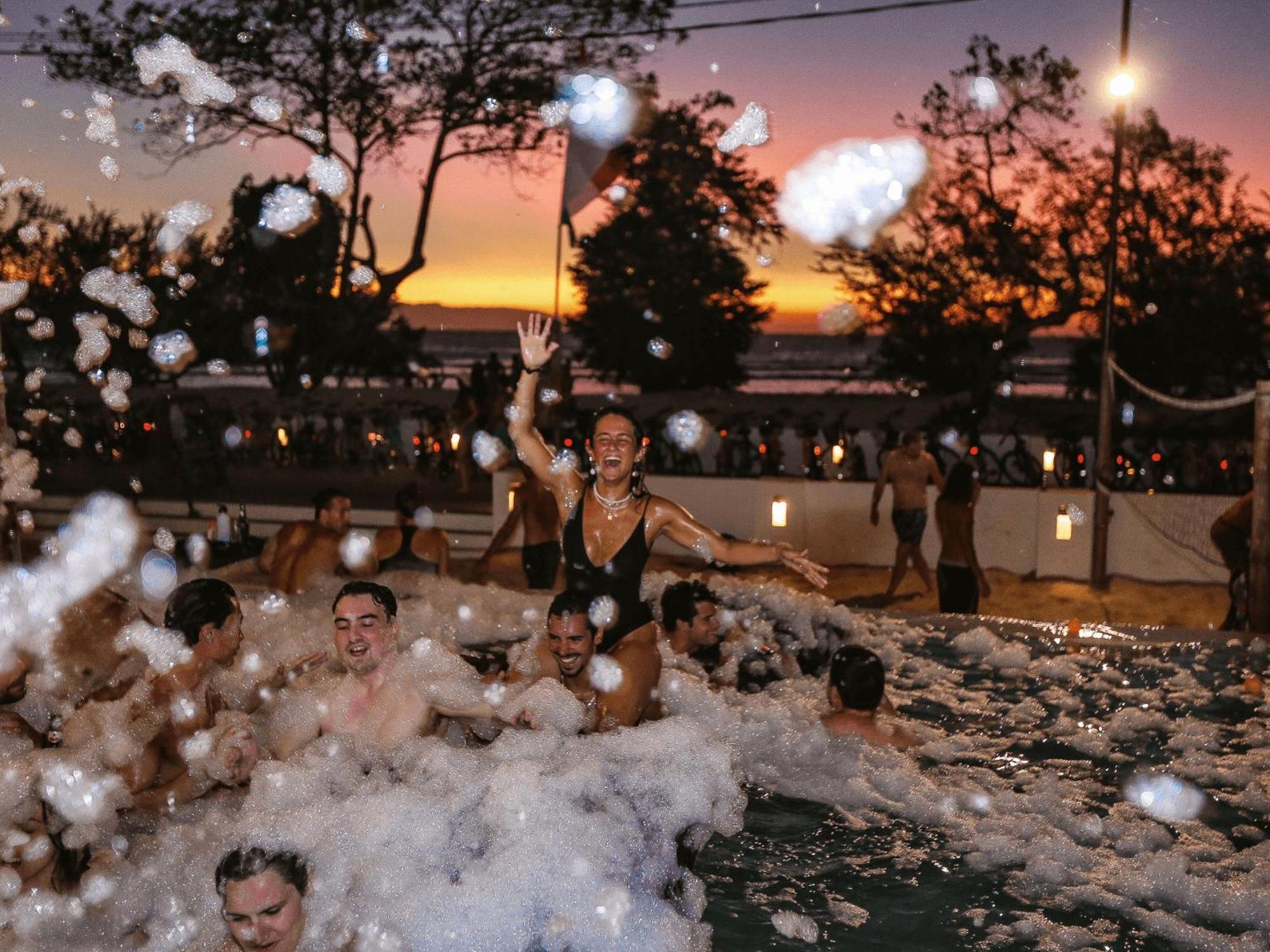 Mad Monkey Gili Trawangan Hostel Exterior foto Bubble party in Croatia