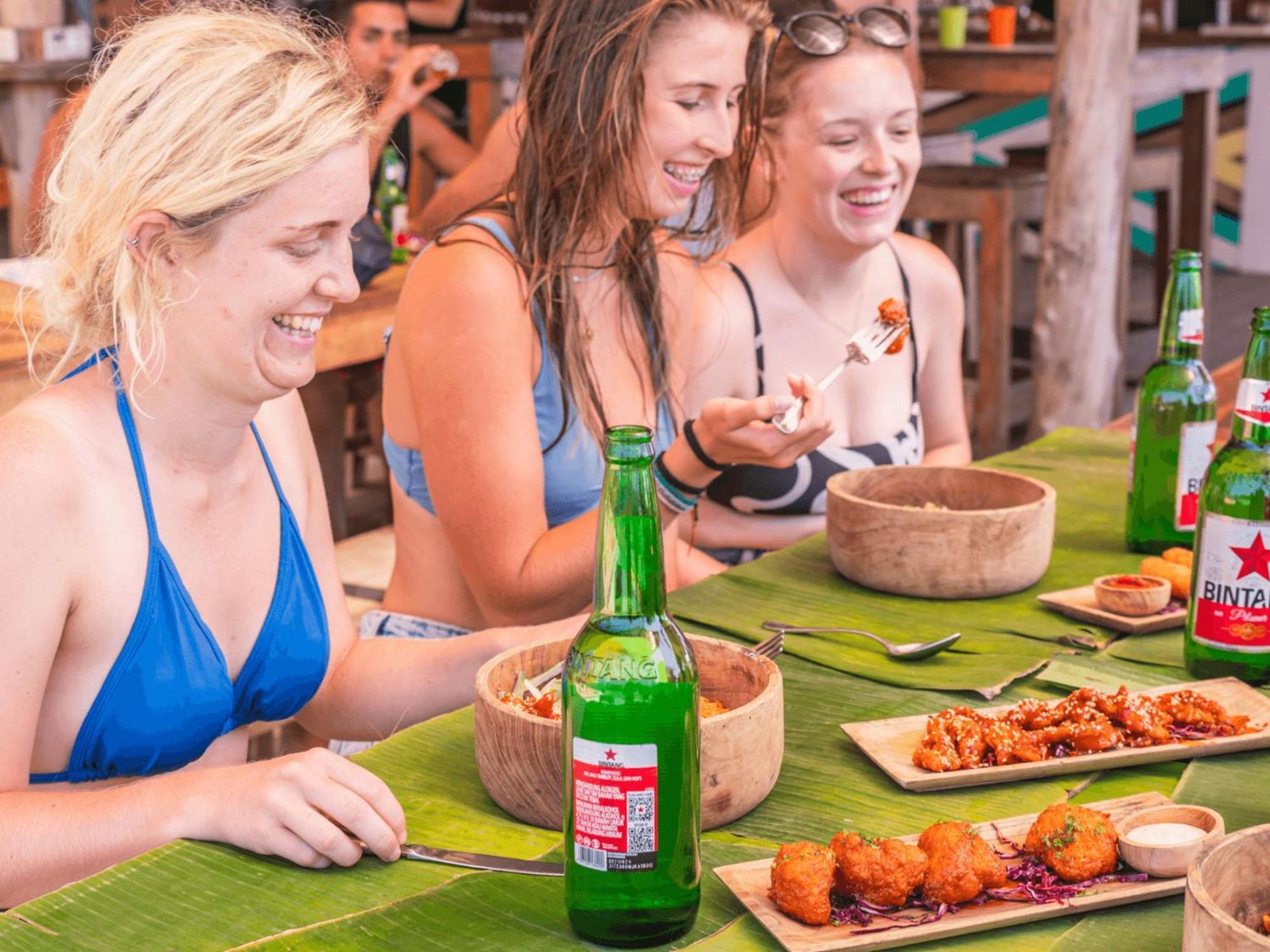 Mad Monkey Gili Trawangan Hostel Exterior foto Tourists enjoying the cuisine of Bali