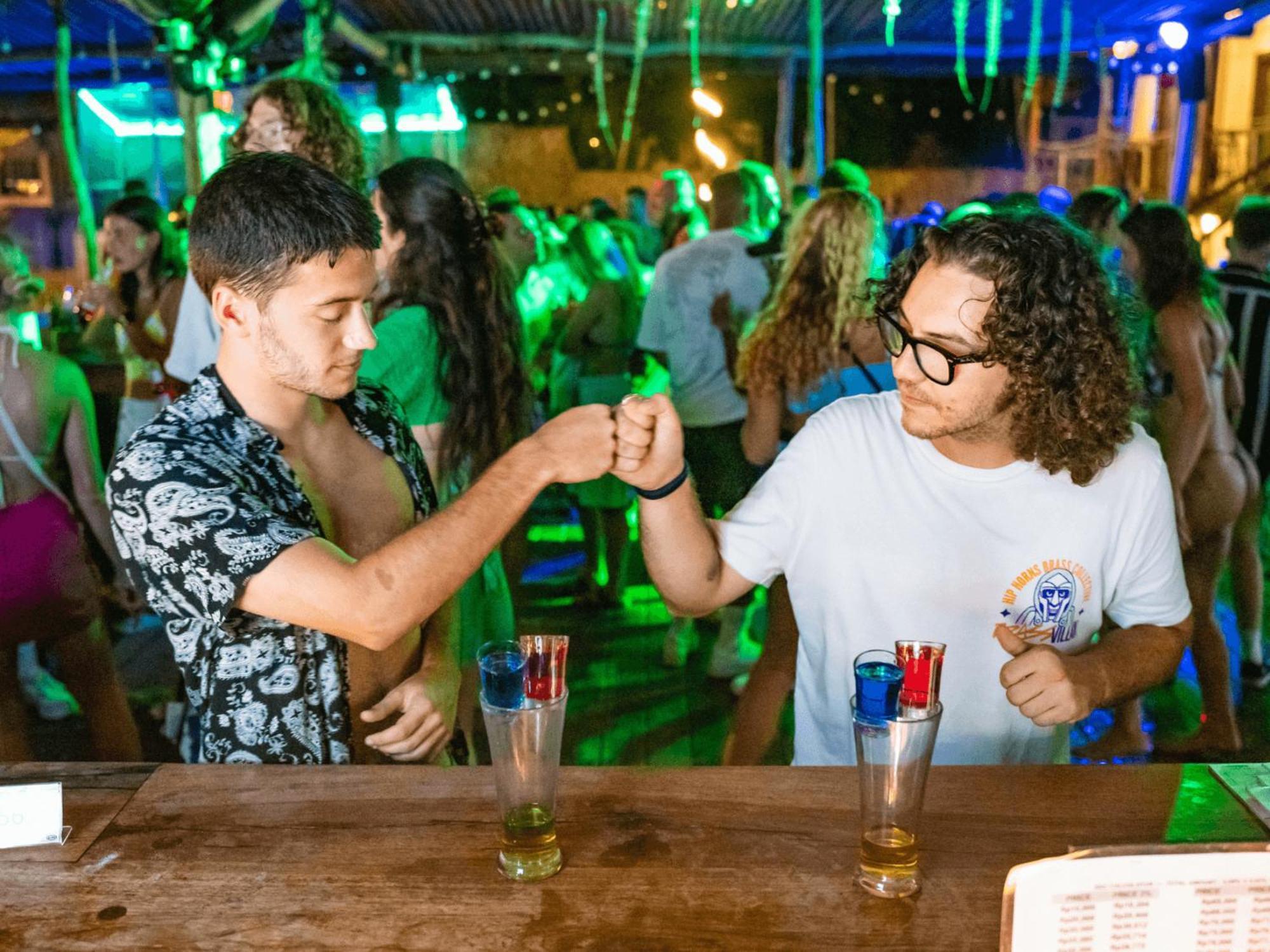 Mad Monkey Gili Trawangan Hostel Exterior foto Two men bumping fists in a nightclub