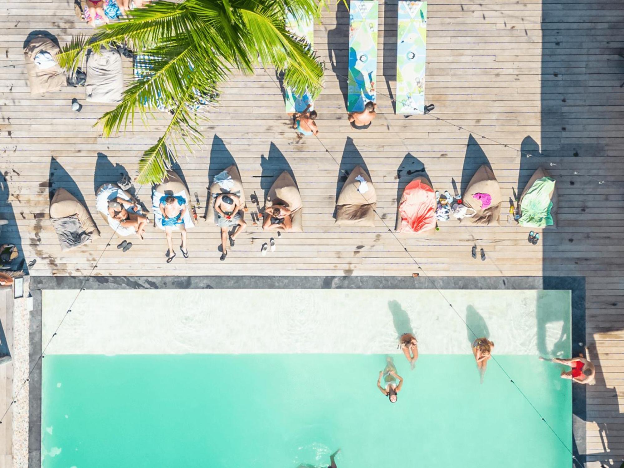 Mad Monkey Gili Trawangan Hostel Exterior foto Aerial view of the pool at the Hotel