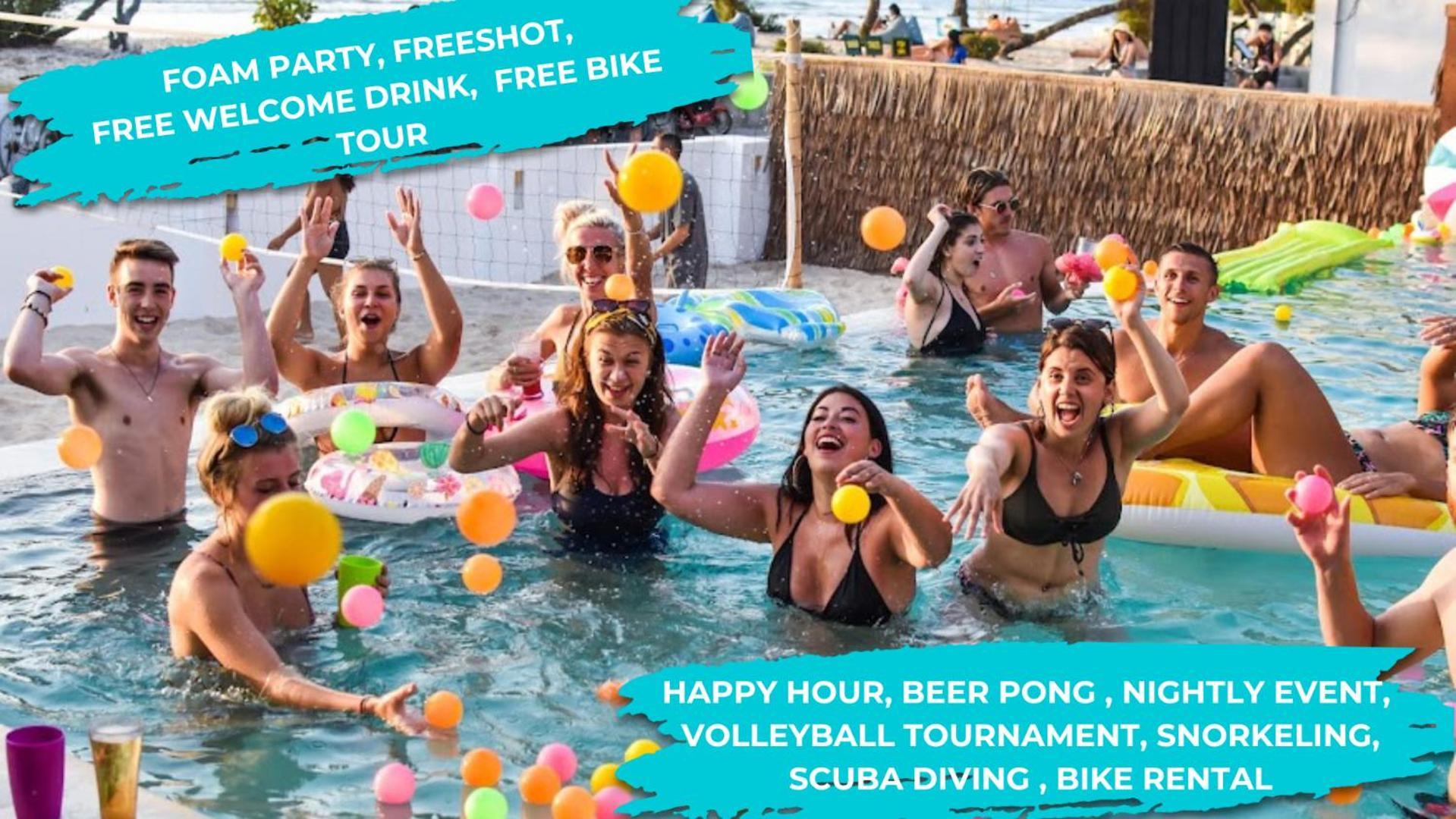 Mad Monkey Gili Trawangan Hostel Exterior foto The pool party at the resort