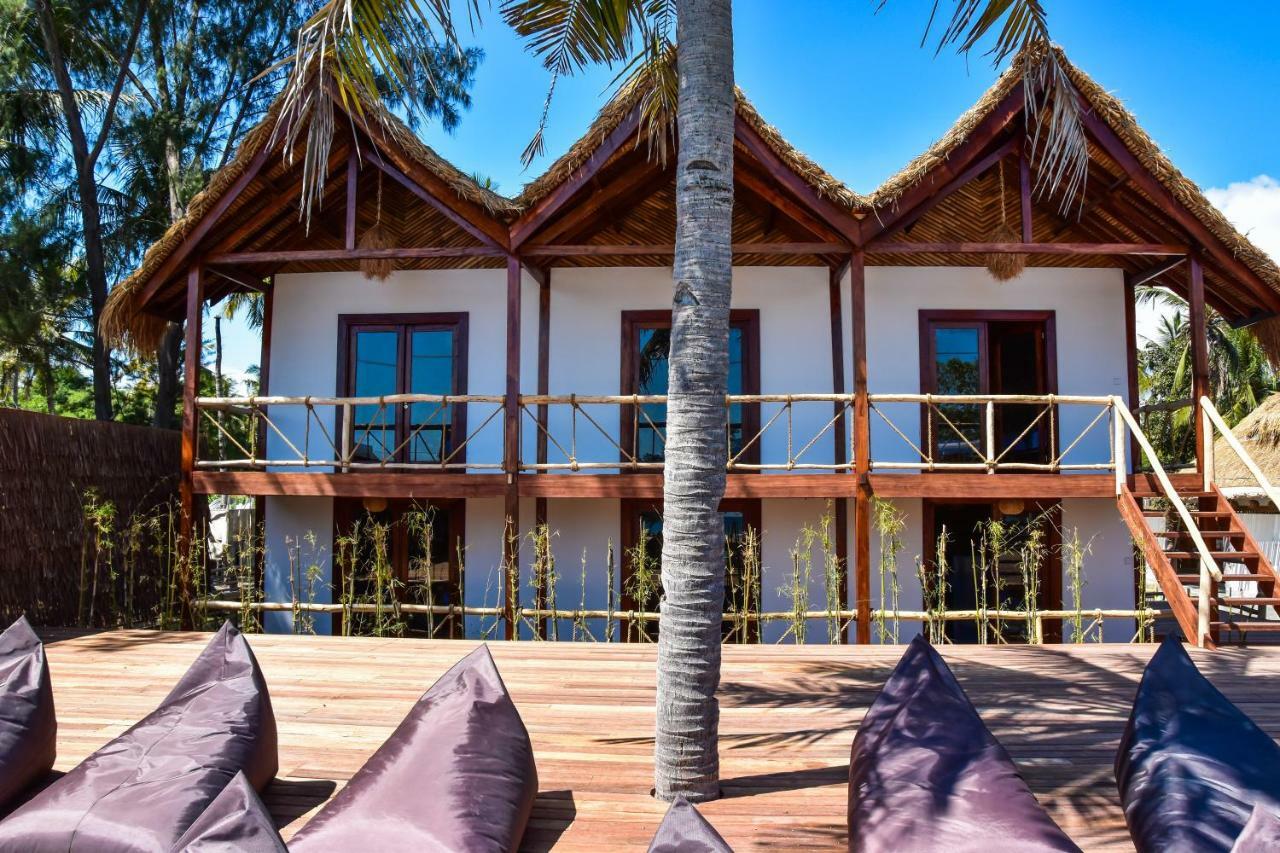 Mad Monkey Gili Trawangan Hostel Exterior foto The resort's bungalows