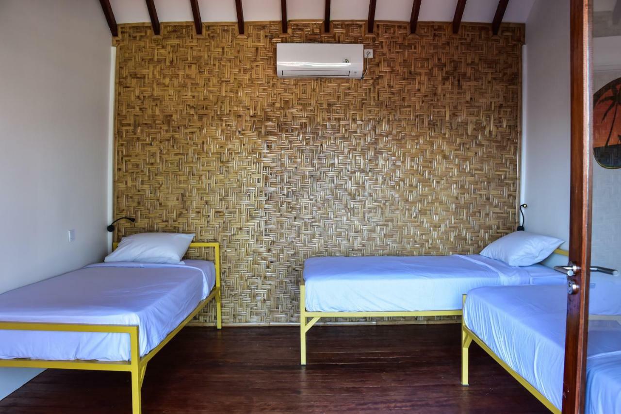 Mad Monkey Gili Trawangan Hostel Exterior foto A room at the hostel