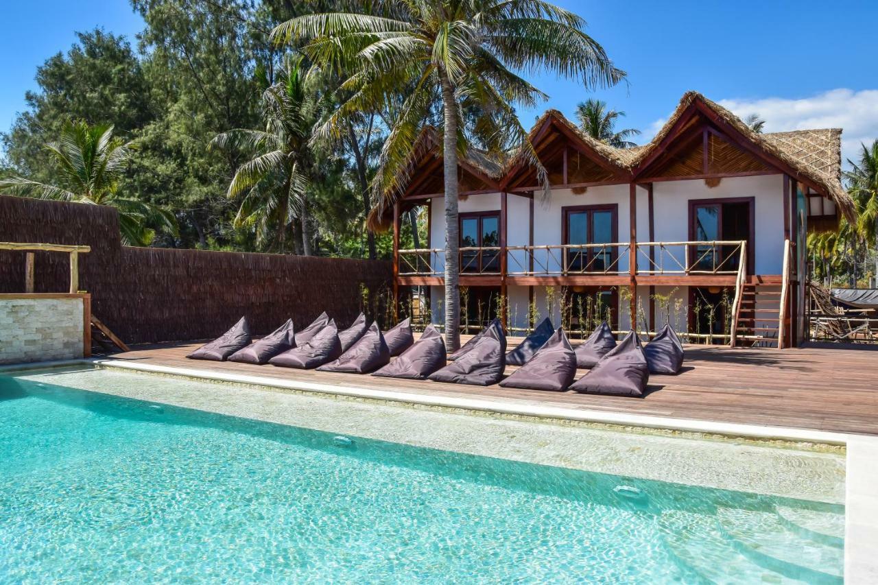 Mad Monkey Gili Trawangan Hostel Exterior foto The resort's pool