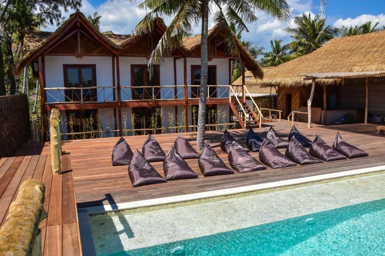 Mad Monkey Gili Trawangan Hostel Exterior foto The resort's pool