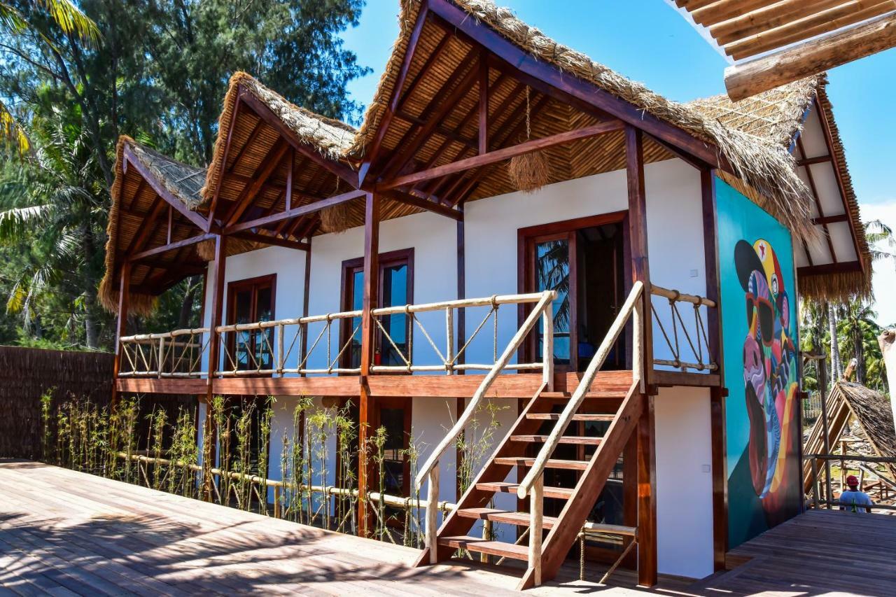 Mad Monkey Gili Trawangan Hostel Exterior foto The African House