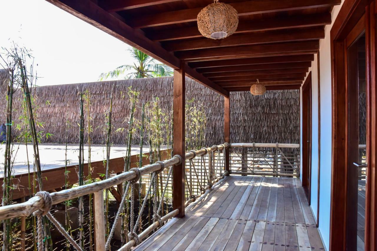 Mad Monkey Gili Trawangan Hostel Exterior foto A corridor at the hotel