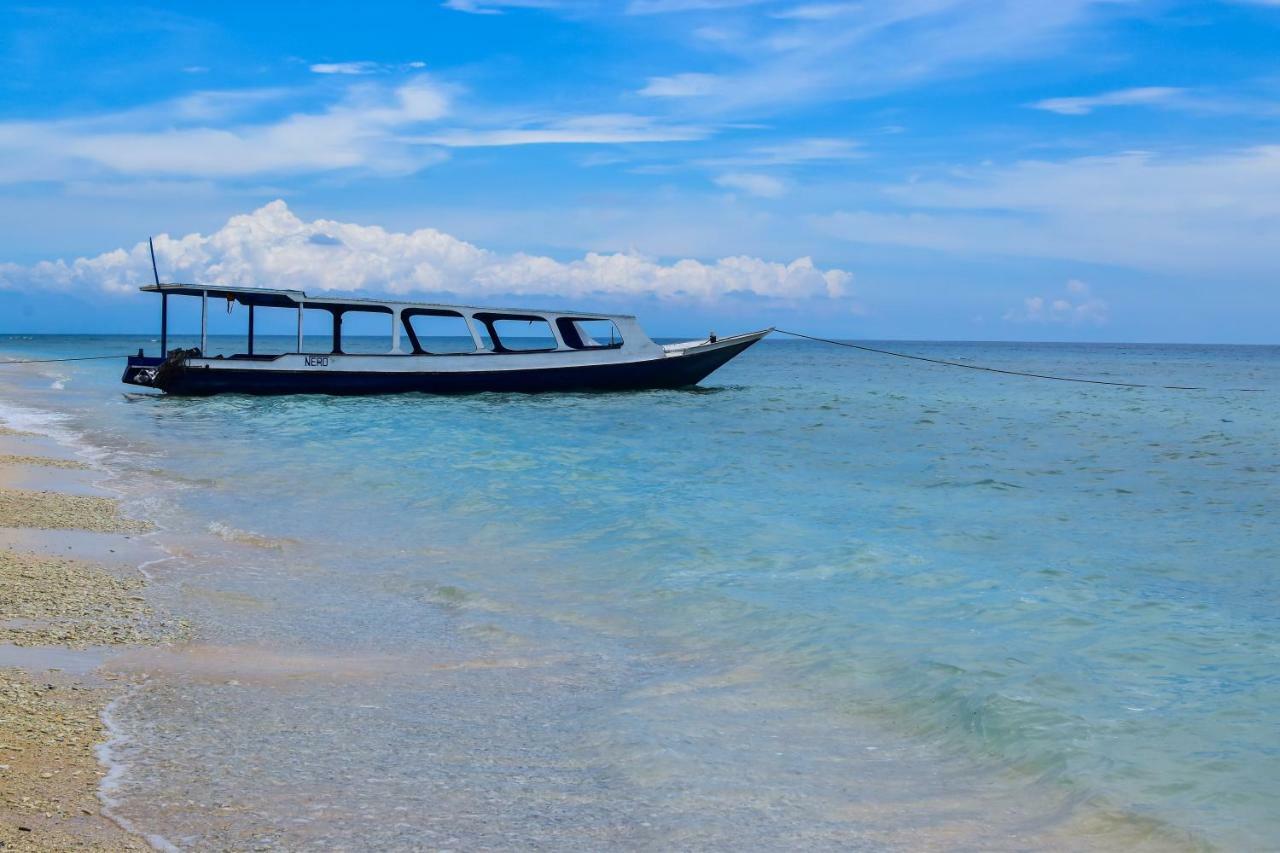 Mad Monkey Gili Trawangan Hostel Exterior foto A boat on the beach of Nusa Manado