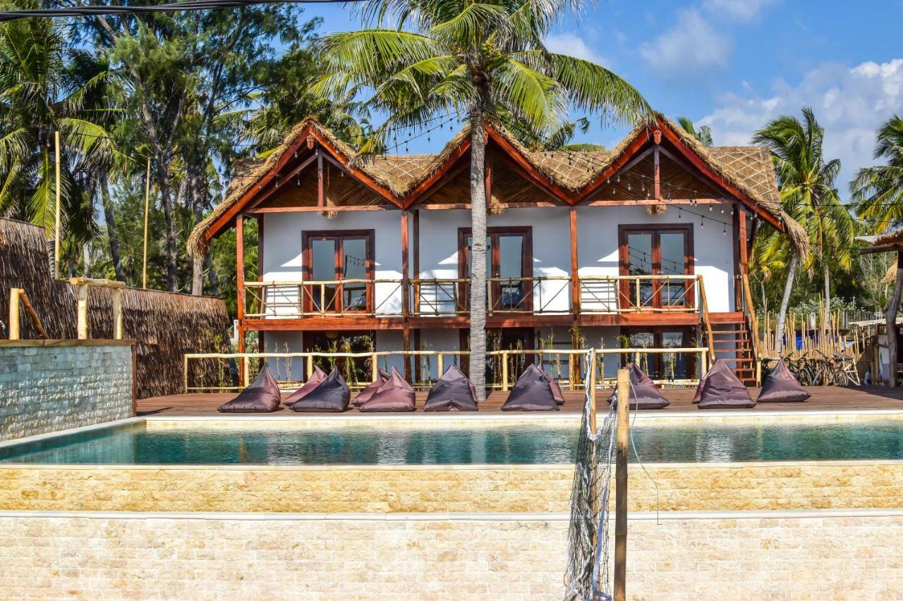 Mad Monkey Gili Trawangan Hostel Exterior foto The resort's pool
