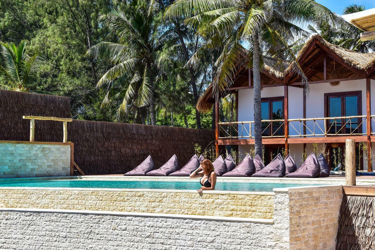 Mad Monkey Gili Trawangan Hostel Exterior foto The swimming pool at the resort