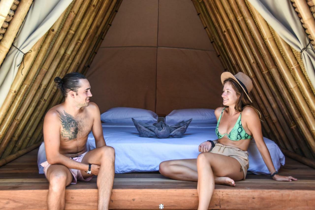 Mad Monkey Gili Trawangan Hostel Exterior foto Bamboo house