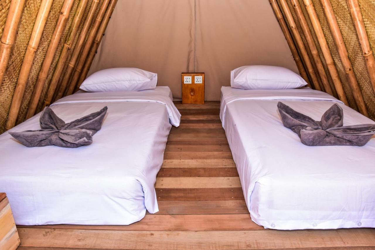 Mad Monkey Gili Trawangan Hostel Exterior foto Interior of a bungalow