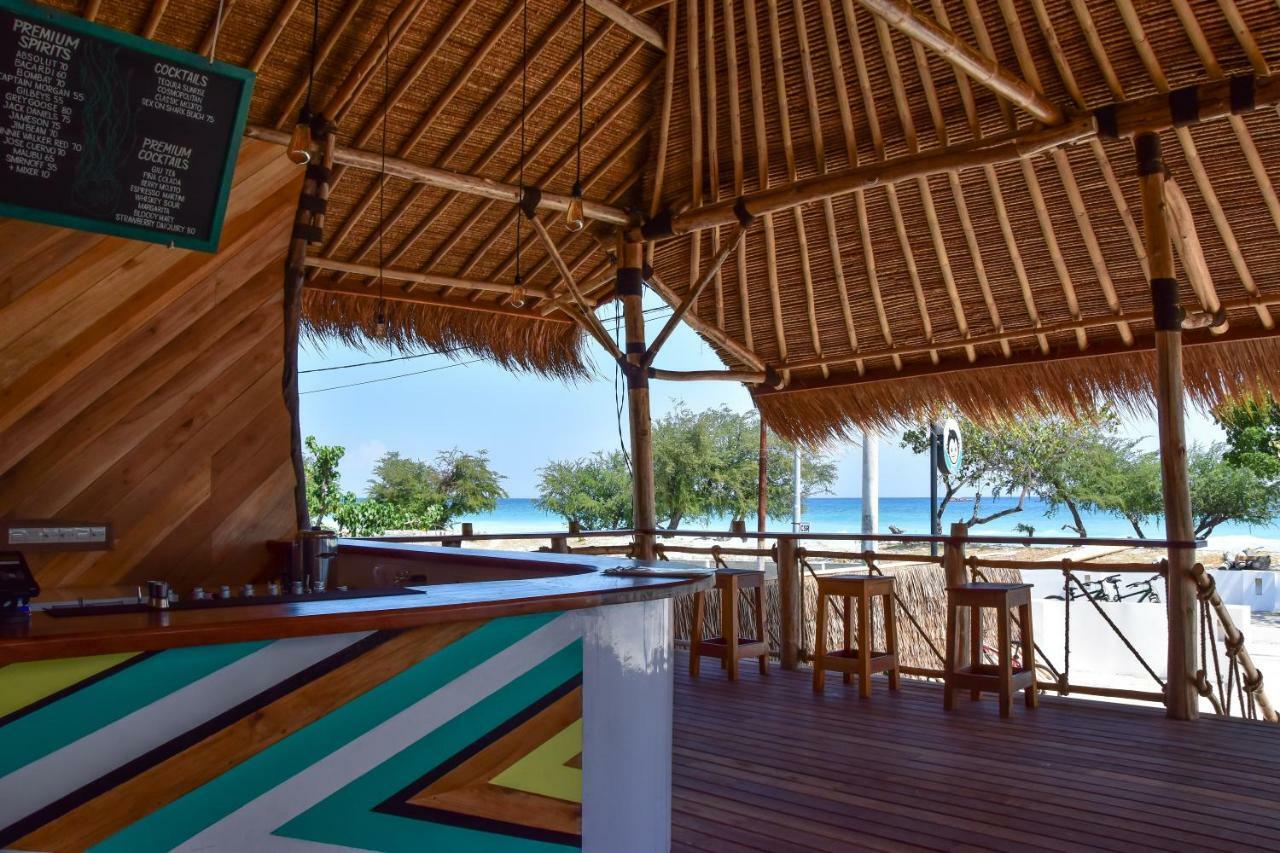 Mad Monkey Gili Trawangan Hostel Exterior foto The bar at the beach resort