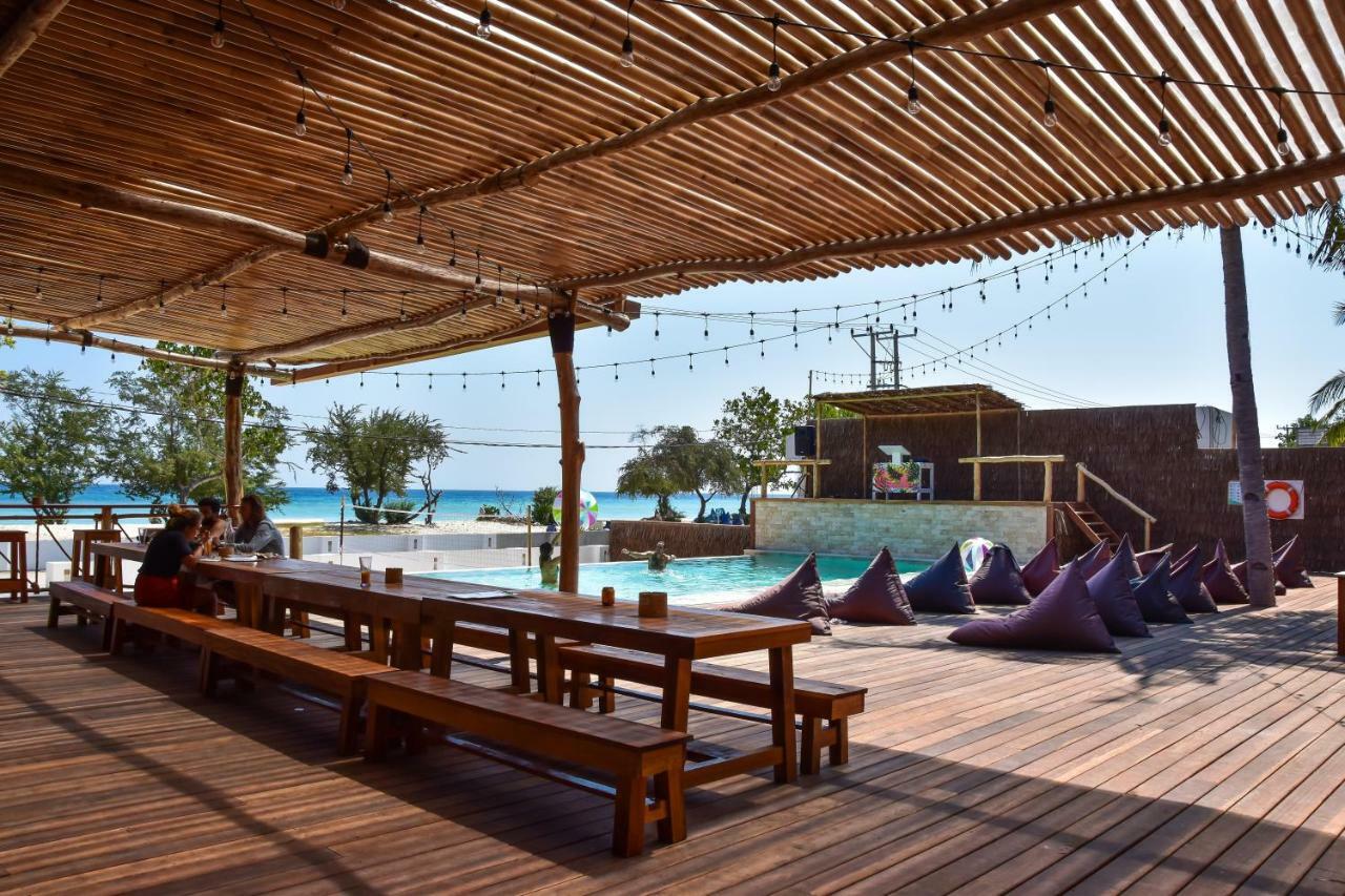 Mad Monkey Gili Trawangan Hostel Exterior foto The beach club at the resort