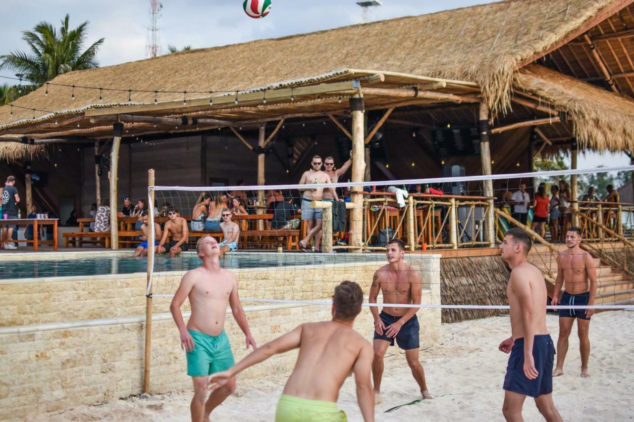 Mad Monkey Gili Trawangan Hostel Exterior foto Beach volleyball in Croatia