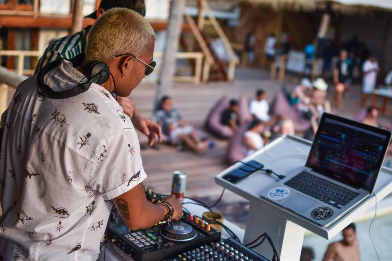 Mad Monkey Gili Trawangan Hostel Exterior foto DJ at a beach club in Ibiza