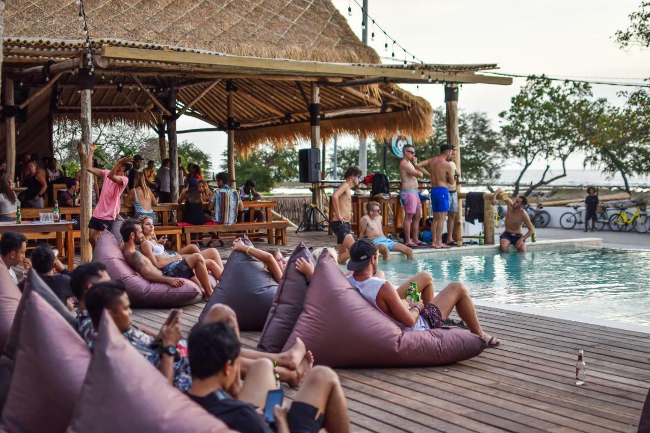 Mad Monkey Gili Trawangan Hostel Exterior foto The Deck at 805
