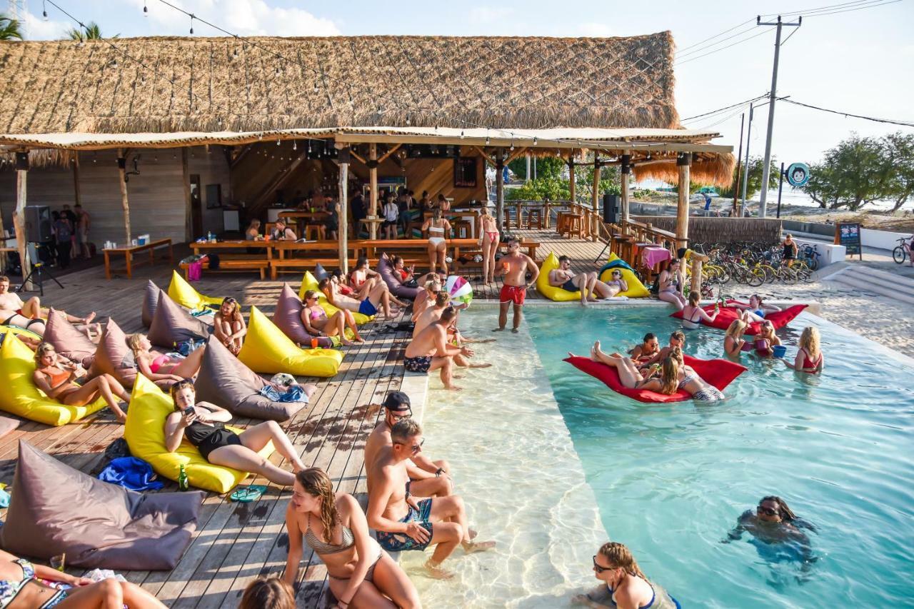 Mad Monkey Gili Trawangan Hostel Exterior foto The beach bar