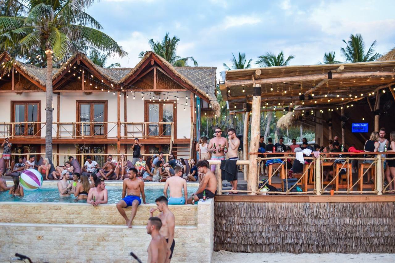 Mad Monkey Gili Trawangan Hostel Exterior foto The beach club at the resort